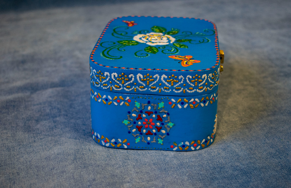 Деревянный сундучок «Райский сад» расписала Виктория Михалина 10 декабря 2025 года в технике точечной росписи. Фотография автора статьи.