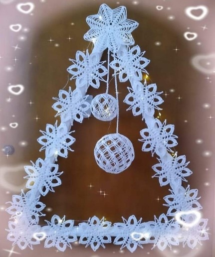 Из снежинок, кстати, можно собрать настенную елочку...