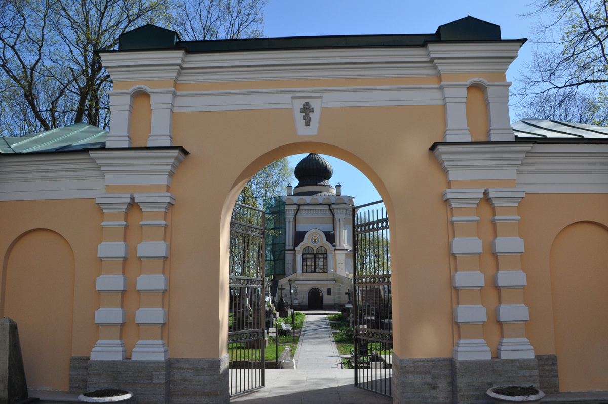 Вход на Никольское кладбище