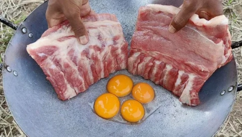 Холодец из свиных рёбер с яйцами.