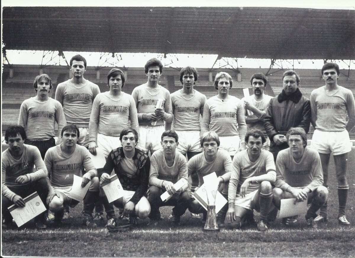 "Локомотив" (Воронеж) - 1983. Александр Михайлович Анисимов - третий и слева и справа в нижнем ряду