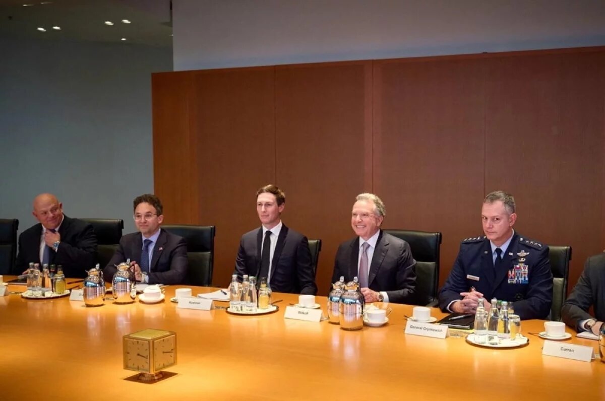    Джаред Кушнер, специальный посланник США на Ближнем Востоке Стив Виткофф и верховный главнокомандующий силами НАТО в Европе (SACEUR) генерал ВВС США Алексус Гринкевич.