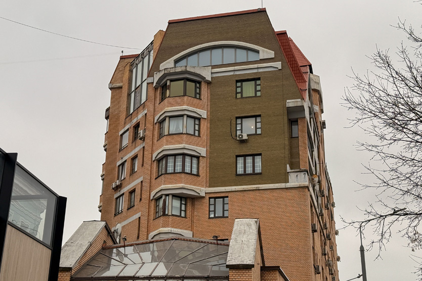    Вид на дом, где расположена квартира Ларисы Долиной.    
Фото: Сергей Петров / ТАСС