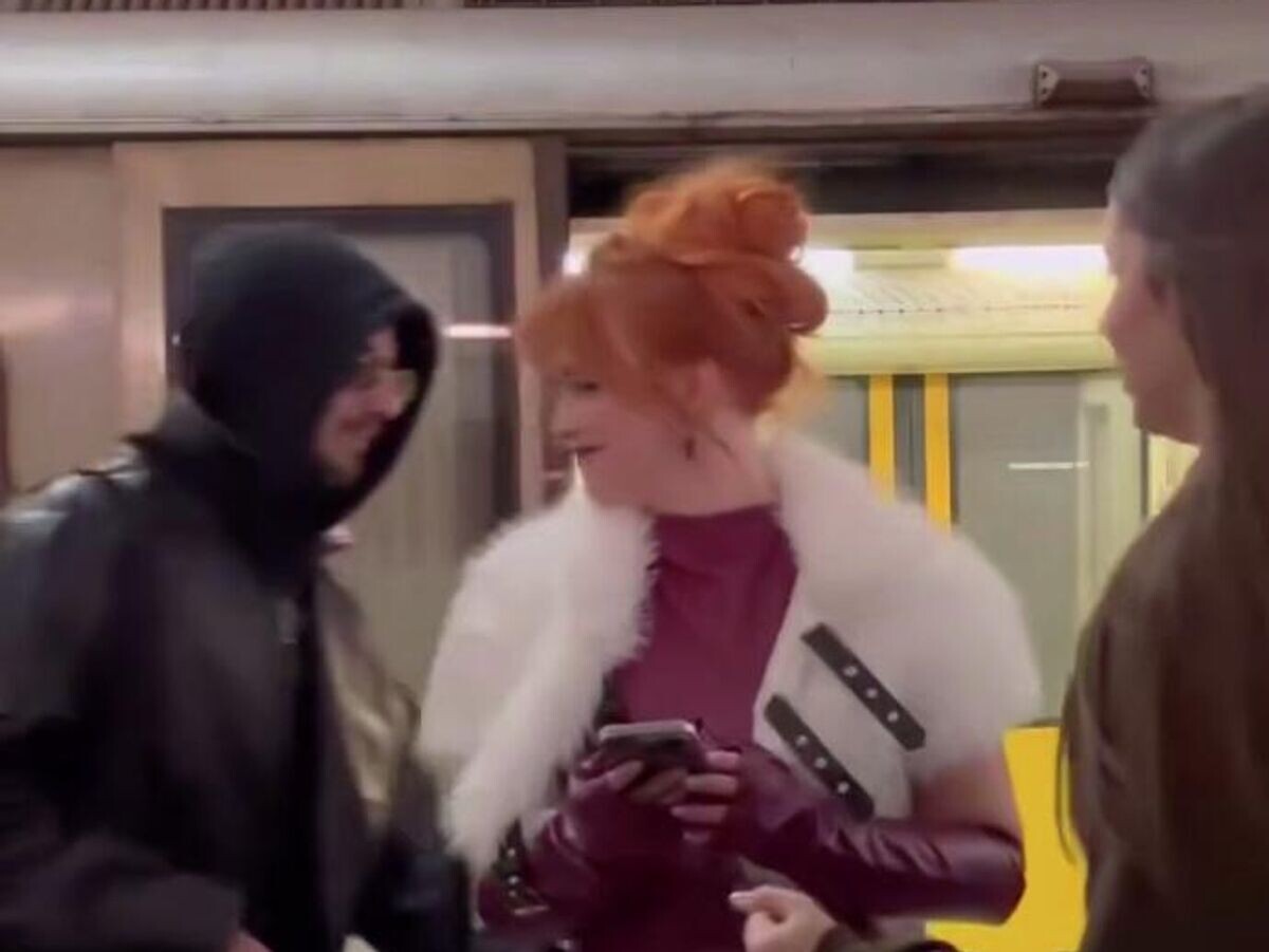    Кадр видео в метро, когда прохожий ударил по ягодицам блогера Ксению Карпову | © Соцсети