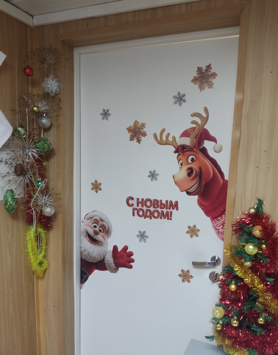 Украсила рабочий кабинет. 