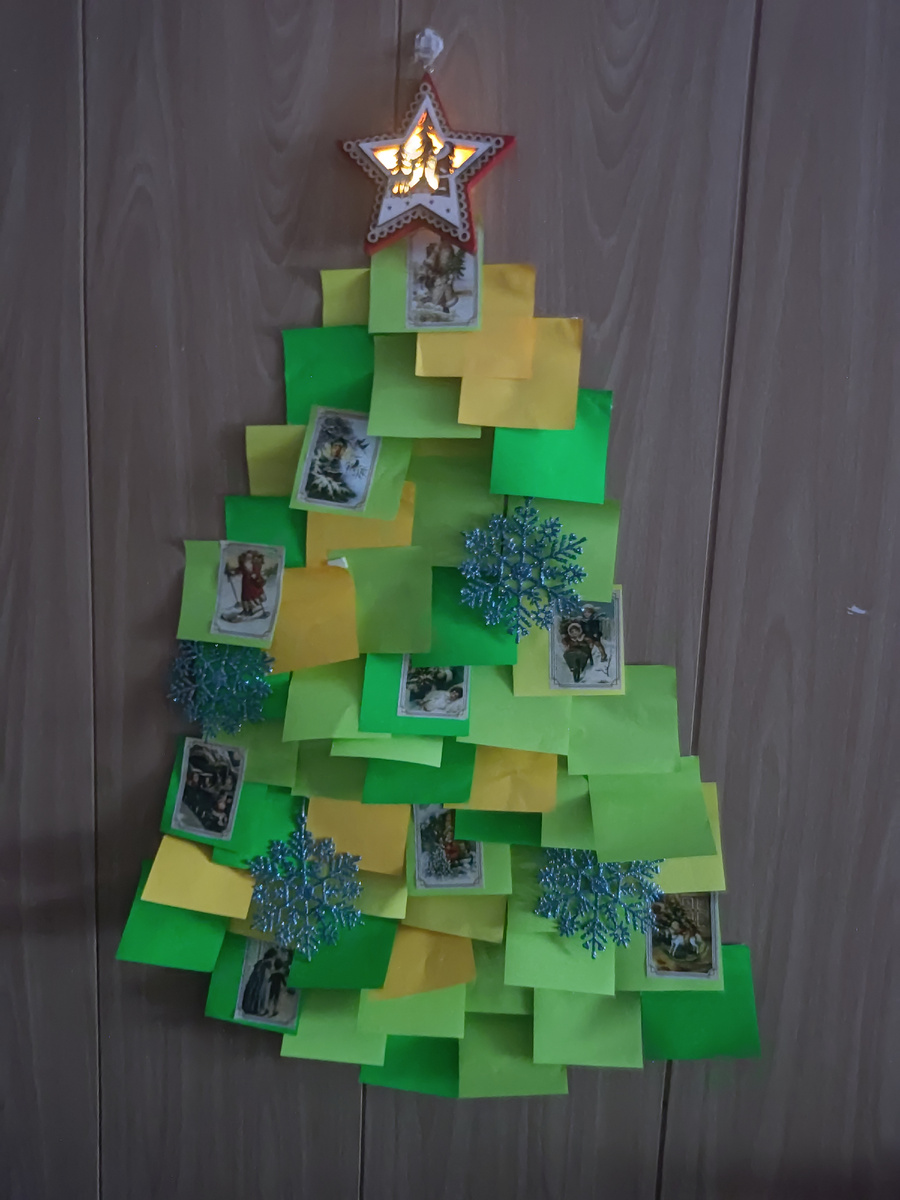 Ёлка бумажного офисного работника. 