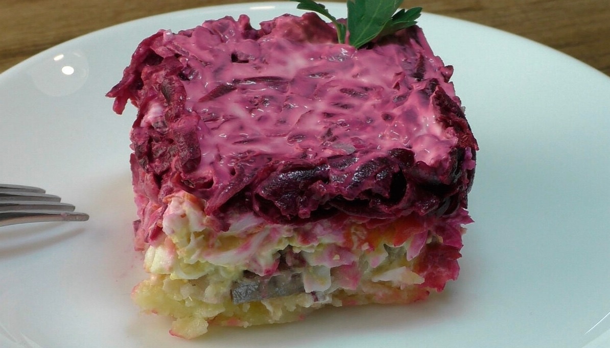 Селёдка под шубой: какой слой первый и как сделать салат вкуснее? Семейные хитрости и секреты идеальной “шубы”