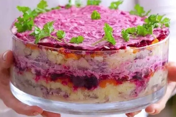 Селёдка под шубой: какой слой первый и как сделать салат вкуснее? Семейные хитрости и секреты идеальной “шубы”