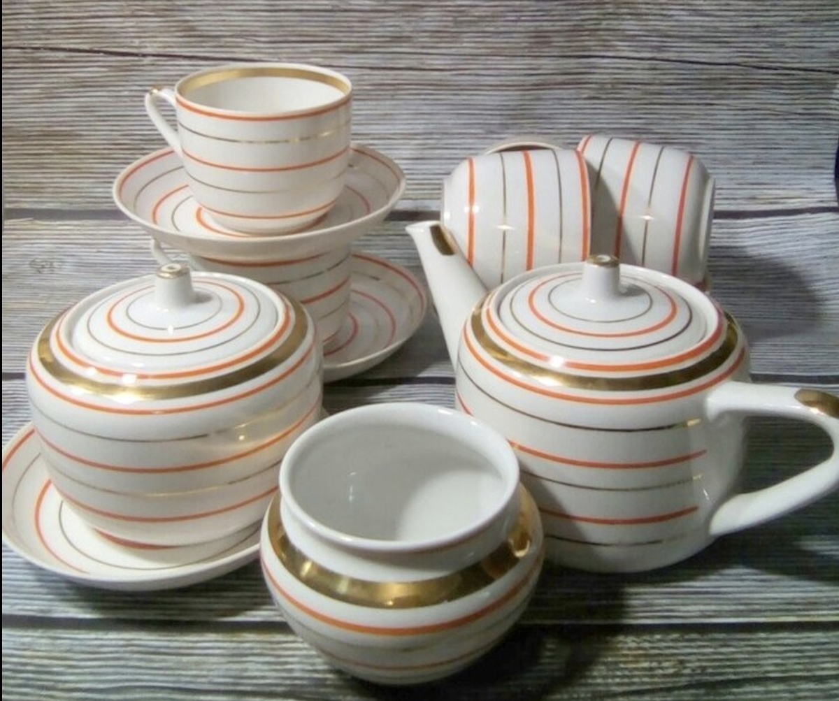 Фото из свободного доступа, но в этом сервизе молочника нет