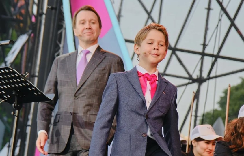 Евгений Миронов прививает сыну вкус к искусству.