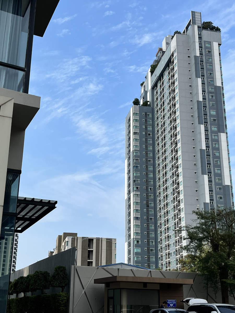 Наш корпус маааленький, 7-этажный)