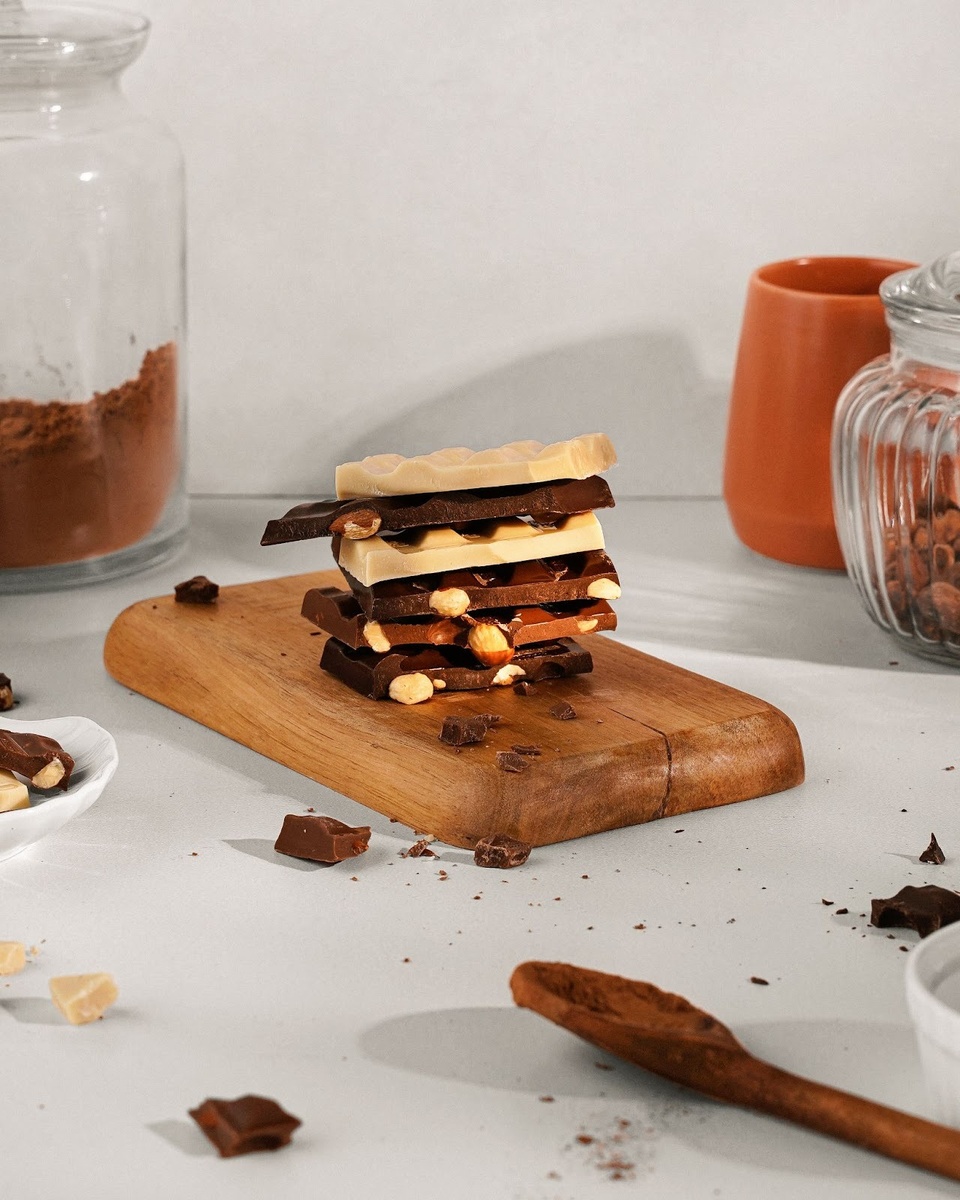 Две стороны шоколада: белая и мягкая — словно облако, темная и бодрящая — как крепкий эспрессо