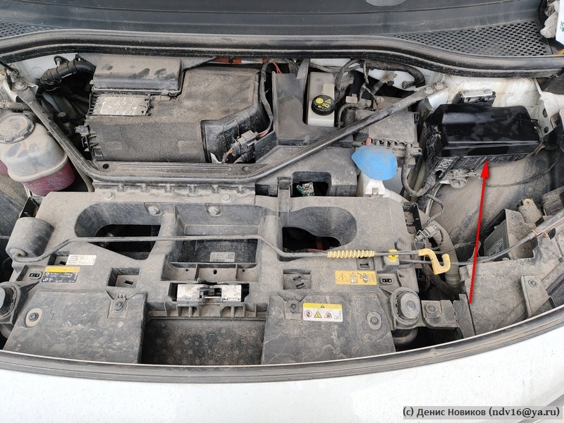 Нужный блок предохранителей указан стрелкой