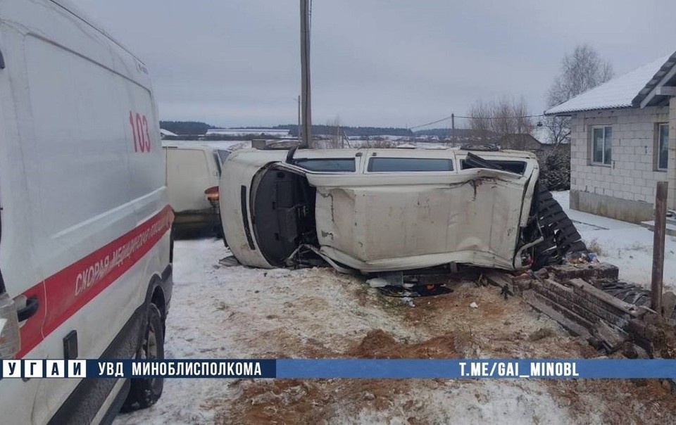   Микроавтобус вылетел с дороги и опрокинулся. Фото: УГАИ УВД Мингорисполкома.