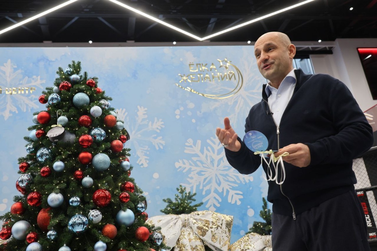 Уральский полпред Артем Жога дал старт всероссийской благотворительной акции «Елка желаний».  Фото: ресс-служба полпредства УрФО / телеграм-канал Артема Жоги