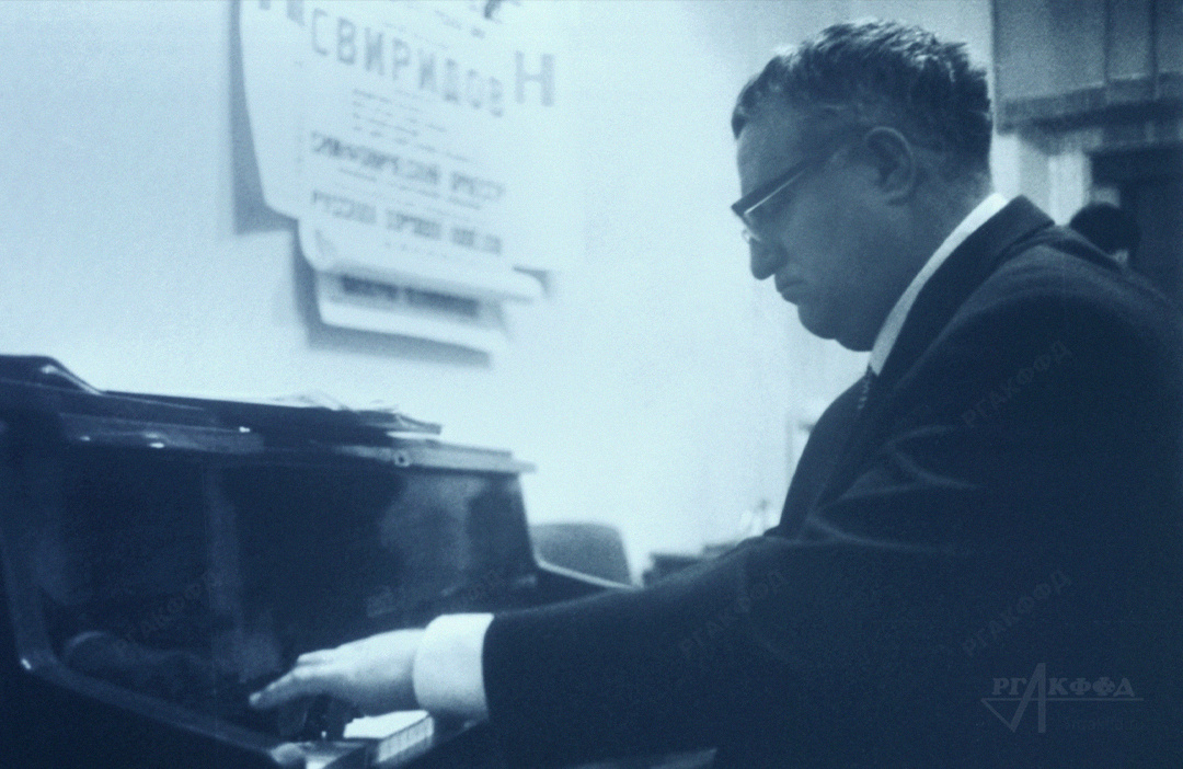 Композитор Г.В. Свиридов перед началом авторского концерта на фестивале искусств «Русская зима» / Москва. 25.12.1967 г. / Фотограф: В.И. Савостьянов (ТАСС) / РГАКФФД. Арх.№ 0-293363 