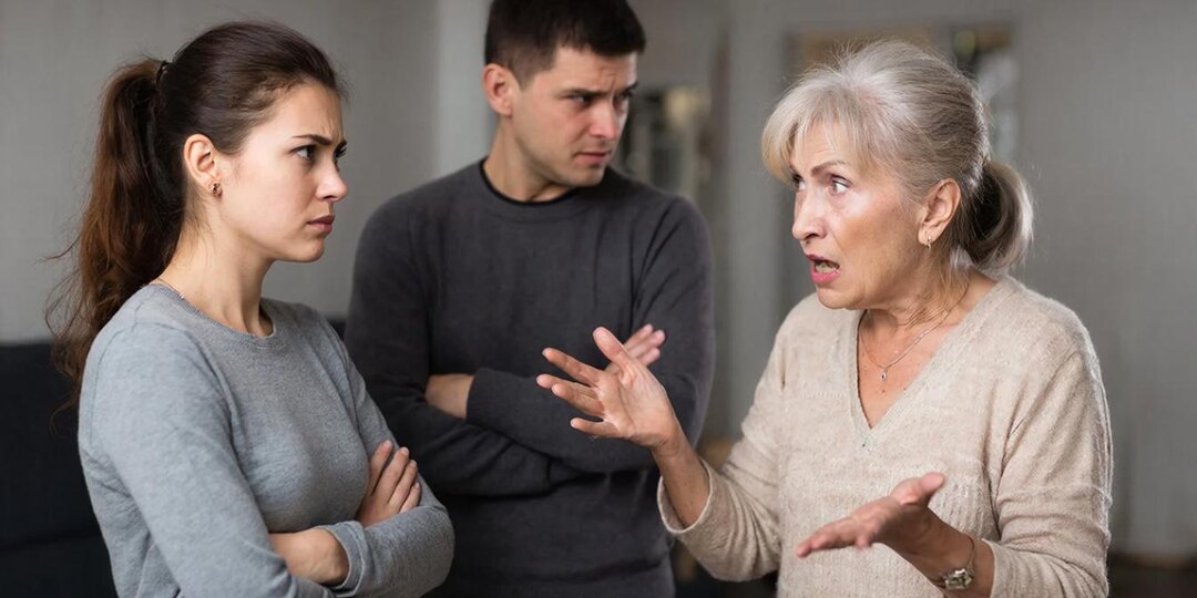 Свекровь подарила нам на новоселье старый сервиз, а себе купила путевку на море за деньги, которые мы ей дали на лечение.