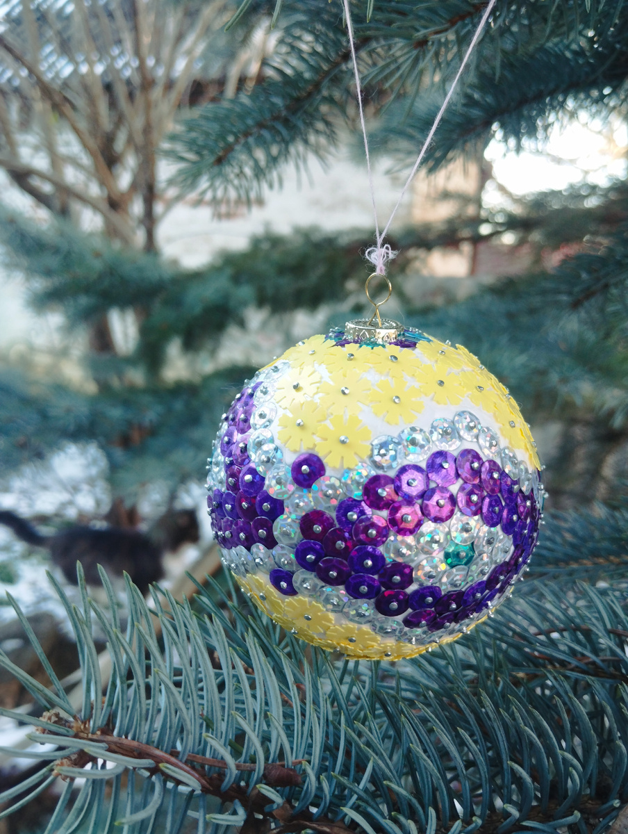 По традиции сделала новый шарик на ёлочку своими руками. На этот раз из пайеток - старых и новых запасов