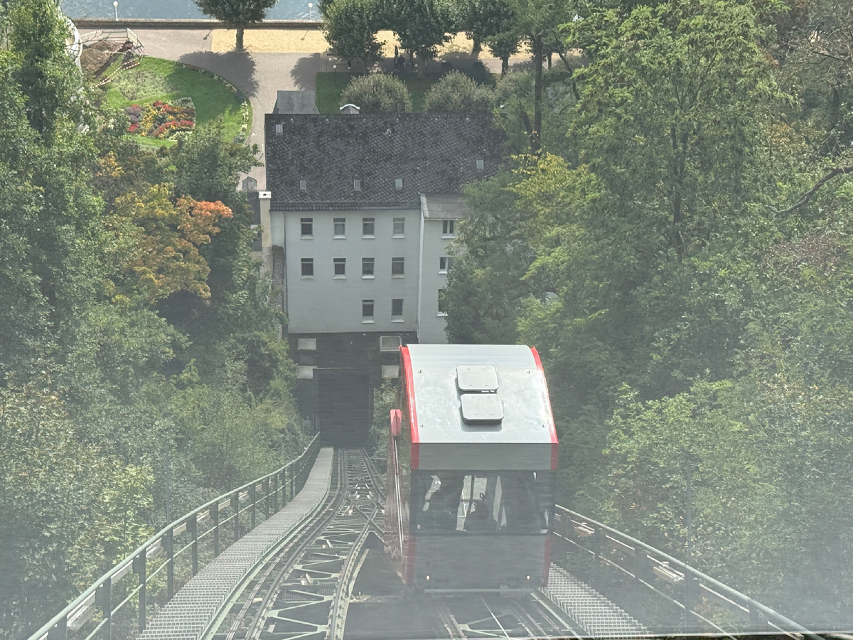 Вагончик едет по рельсам