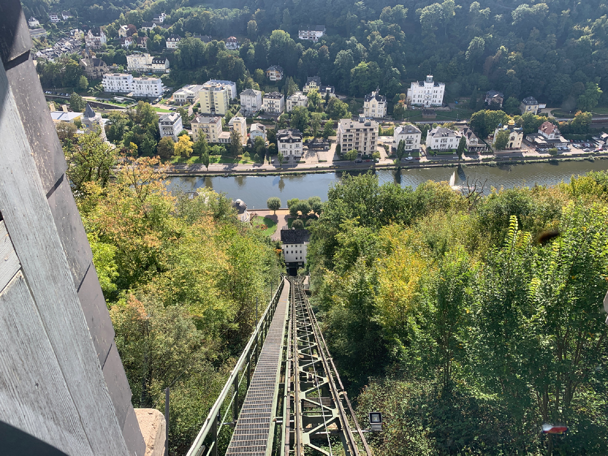 Рельсы фуникулера с разъездом посередине