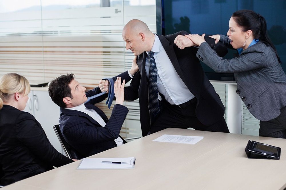 Дела на встрече или переговорах могут пойти не по плану и перерасти в потасовку, драку