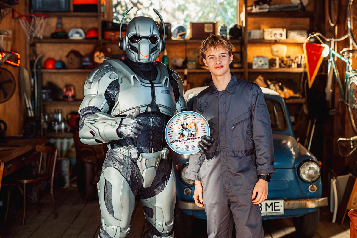 А ещё на фоне существует очень харизматичный "Запорожец", который, увы,здесь только для мебели