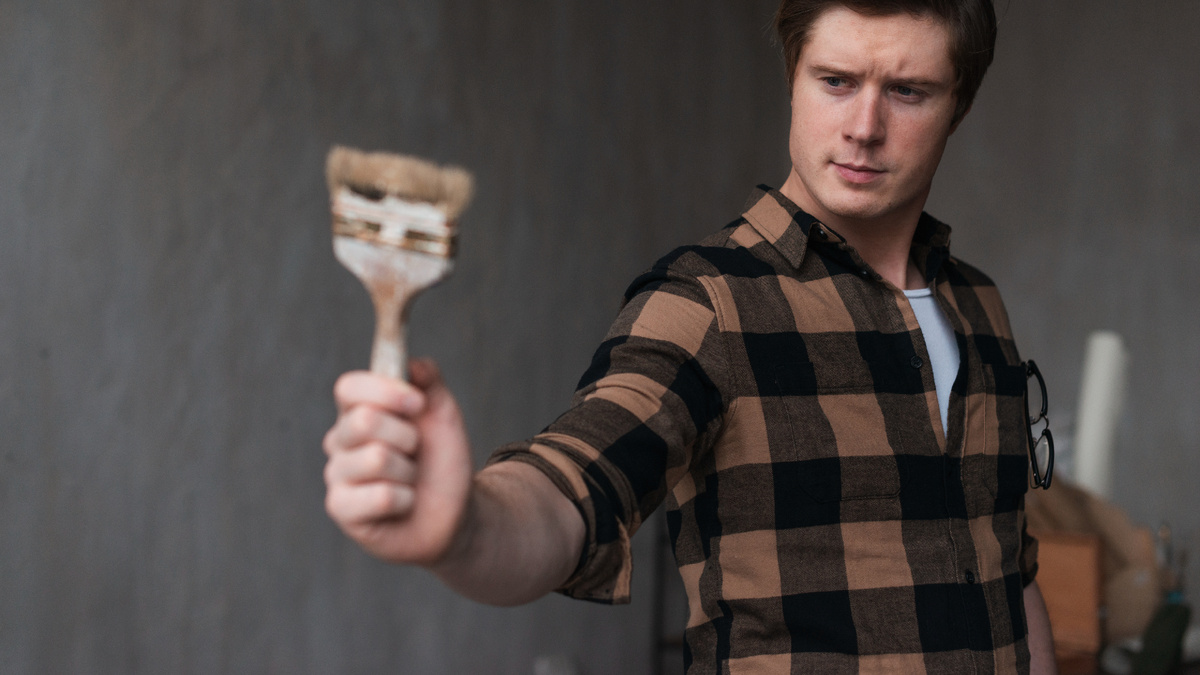 <a href="https://ru.freepik.com/free-photo/man-holding-painting-brush-up_6675215.htm">Изображение от freepik</a>