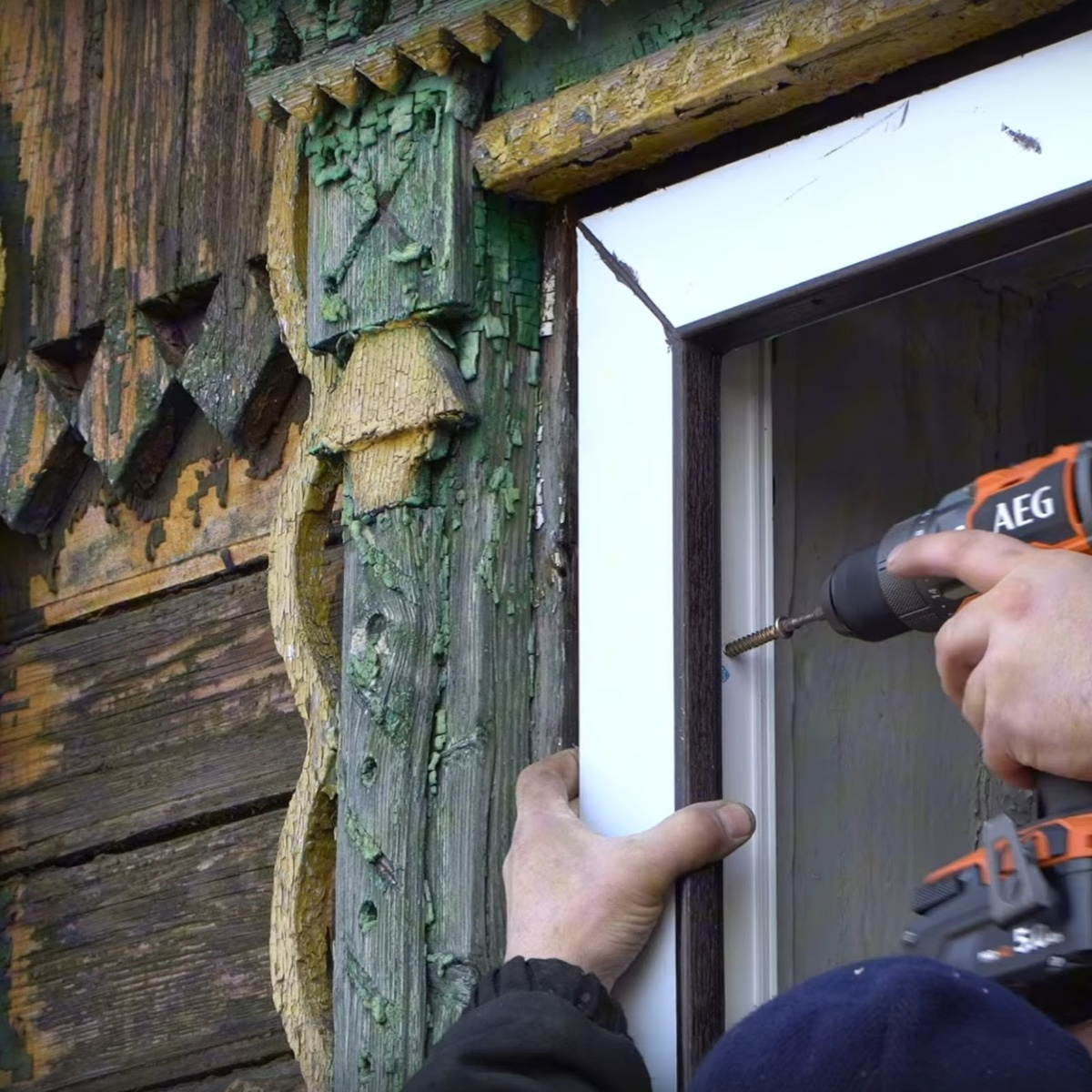 Монтаж профильной системы Softline 70 в столетнем доме