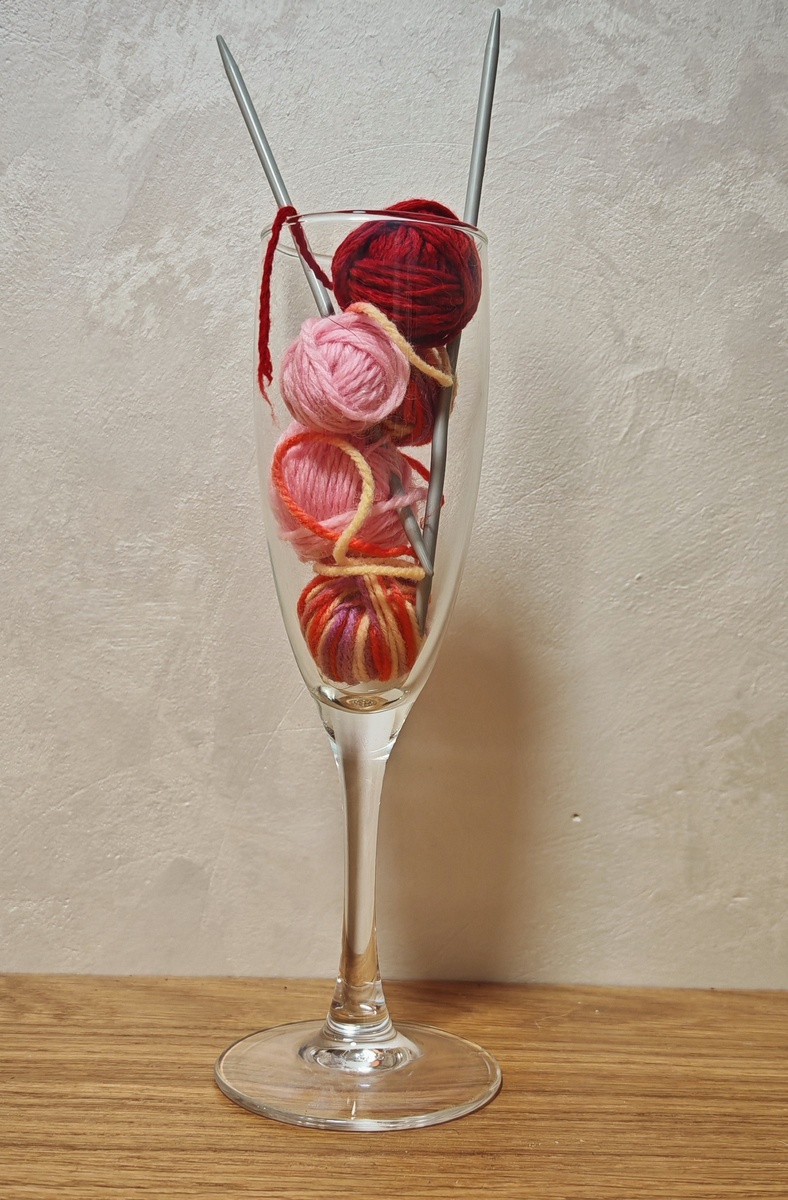 Весело с бокальчиком пряжи начинаем разбирать вязальные закрома. 