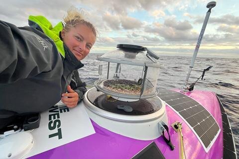 Джесс Роу делает селфи с бортовой фермой. Фото: Seas the Day