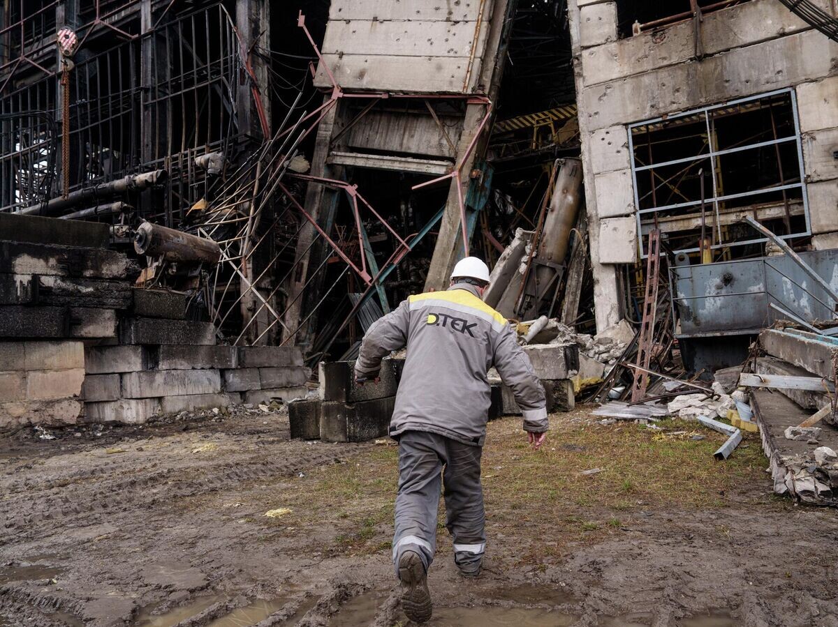    Последствия удара по электростанции ДТЭК | © AP Photo / Evgeniy Maloletka