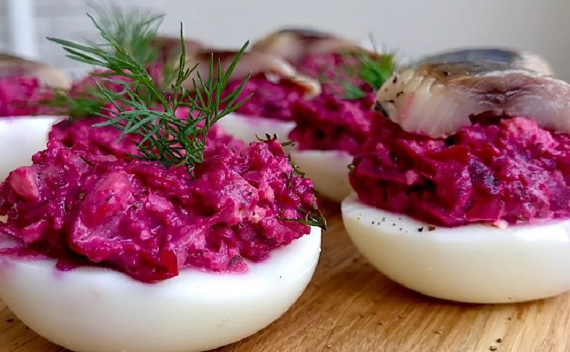 Новая «Селедка под шубой»: быстрый закусочный вариант традиционного салата, который удивит гостей