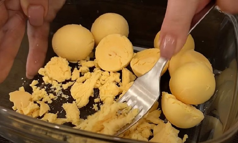 Новая «Селедка под шубой»: быстрый закусочный вариант традиционного салата, который удивит гостей