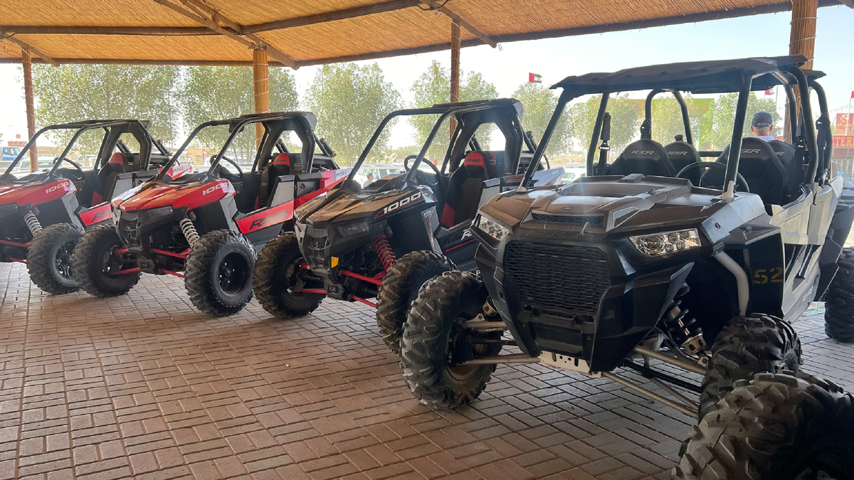 Багги в лагере, где собираются машины