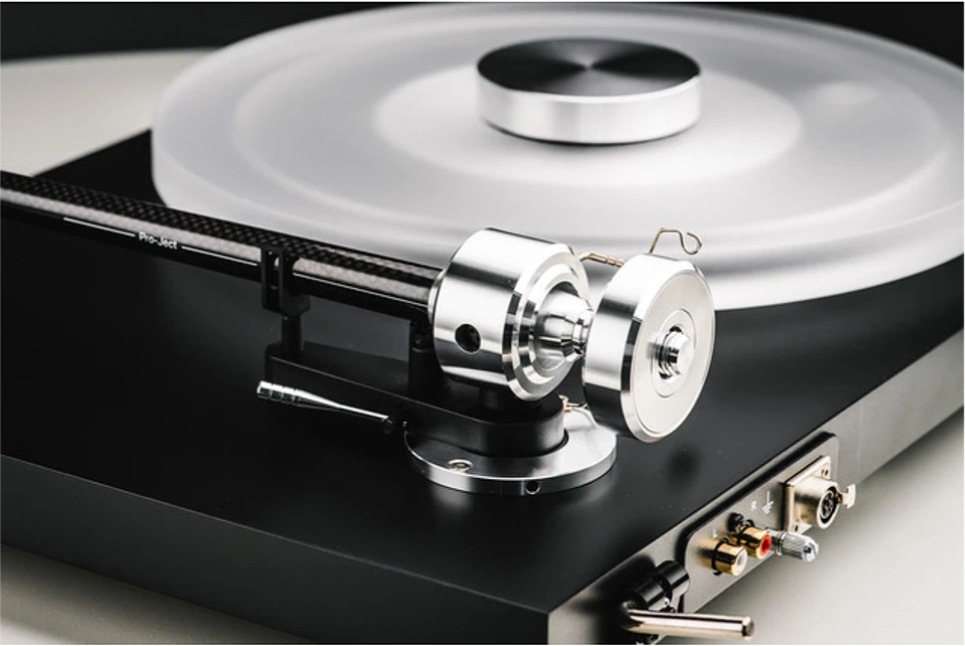 Панель подключения не отличается от таковой на моделях с индексом Pro. 