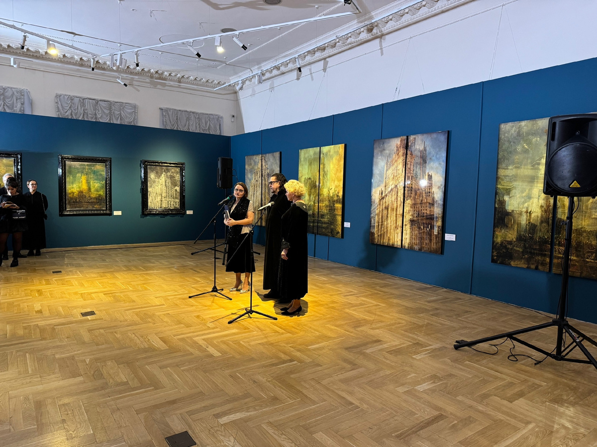 Владимир Клавихо-Телепнев представляет посетителям свои работы на выставке "Рубиновые звезды" в Российском музее современной истории