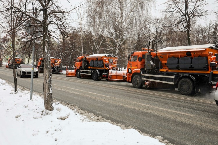    На полное устранение последствий снегопада требуется от двух дней до недели, даже если снег шел всего несколько часов. Сроки всегда зависят от интенсивности осадков и погодных условий.   
Фото: «БИЗНЕС Online»