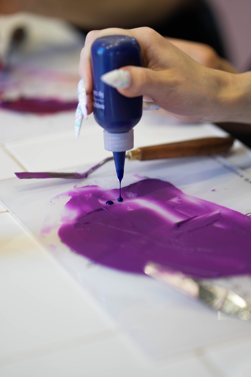 Добавляю пигмент в свою будущую помаду на мастер-классе "Идеальная помада" 