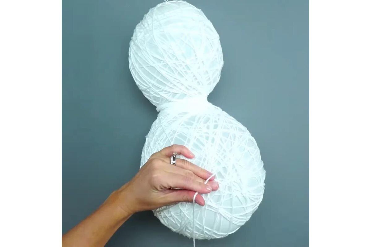 Crafty House / YouTube📷Как сделать снеговика из нитей