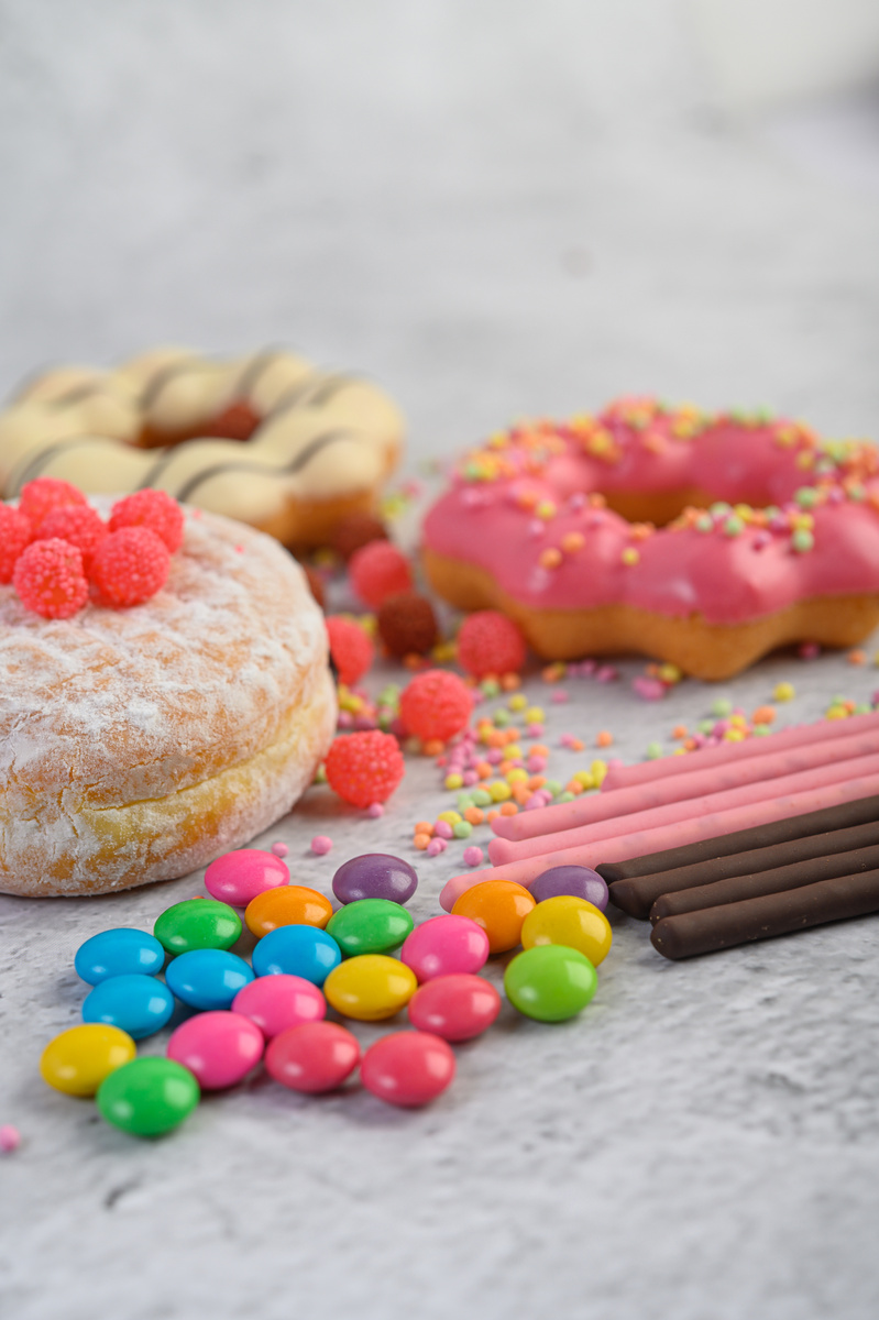 https://ru.freepik.com/free-photo/donuts-sprinkled-with-icing-sugar-candy-white-surface_6444464.htm#fromView=search&page=1&position=34&uuid=4b56eeb8-02db-4891-9353-554997a801d6&query=%D1%81%D0%BB%D0%B0%D0%B4%D0%BE%D1%81%D1%82%D0%B8