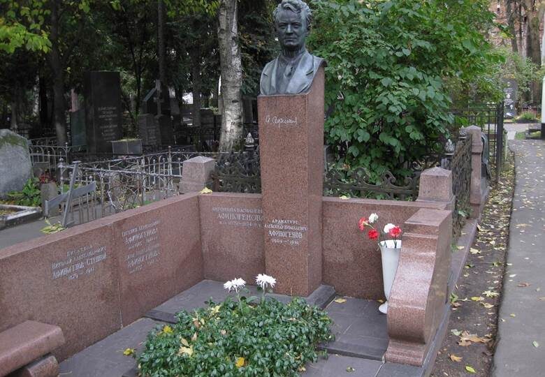 Новодевичье кладбище, участок №1. Продолжение рассказа о могилах знаменитостей, похороненных здесь