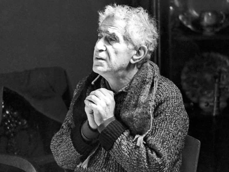 В 1967 Зархи поставил фильм "Анна Каренина", который, при всех его недостатках и спорных трактовках, и сегодня следует признать лучшим кинематографическим прочтением этого знаменитого романа. 