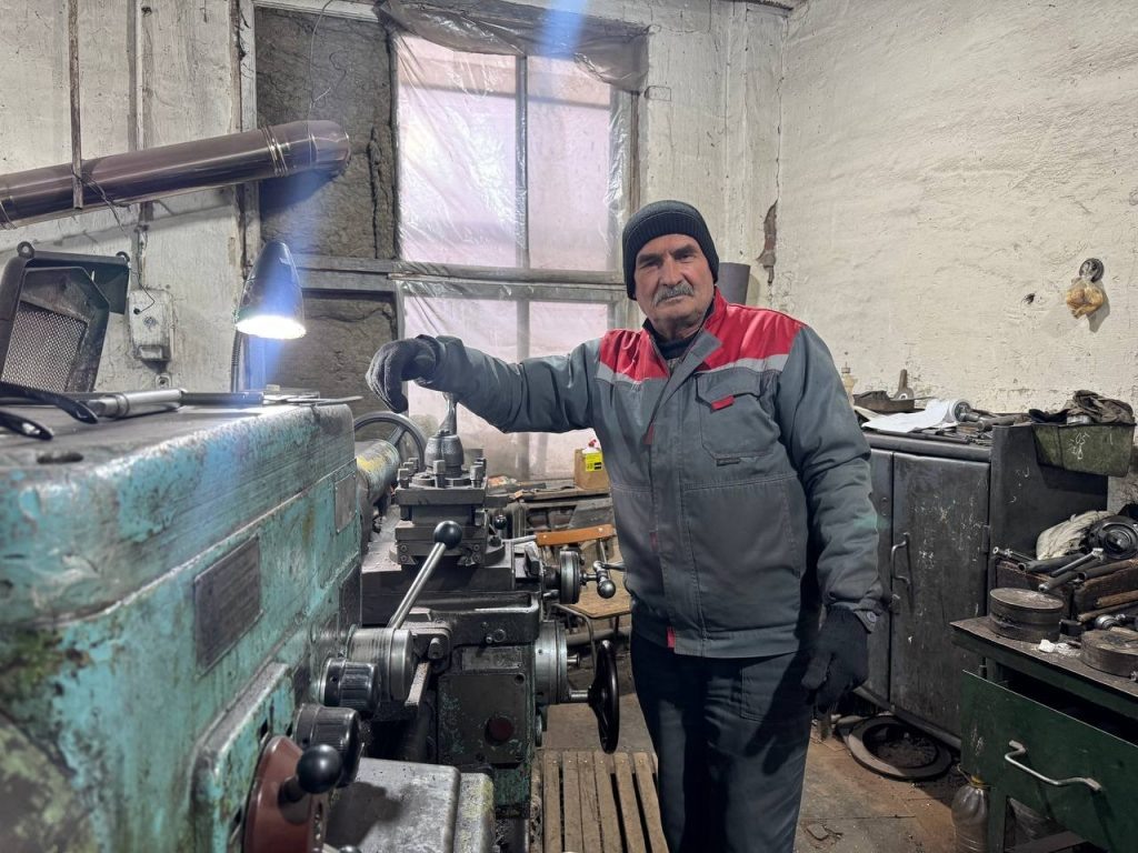      Токарь Скилков Иван Дмитриевич точит шпили. Екатерина Баженова