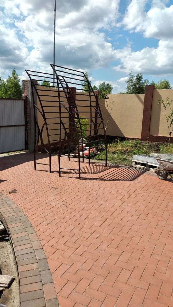 Шпалеры для вьющихся растений изготовлены из металлической трубы