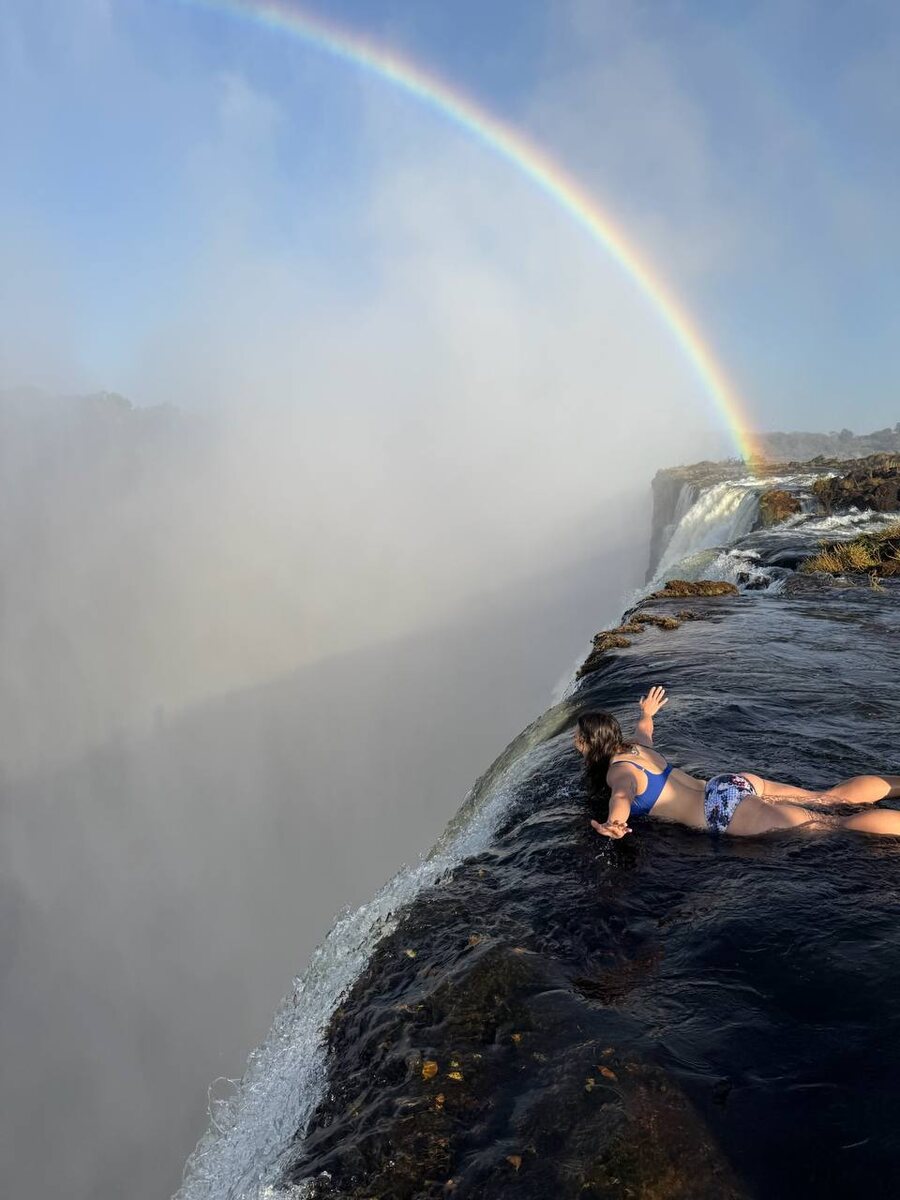 "Инстинкты кричали убегать": что я почувствовала, когда легла на краю водопада Виктория