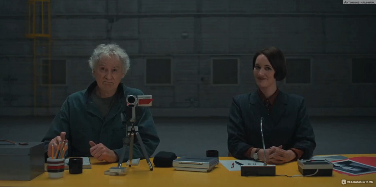 Странное агентство по прокату, где Кевин Клайн исполнил роль механика, а Фиби Уолер-Бридж, менеджера по работе с клиентами.