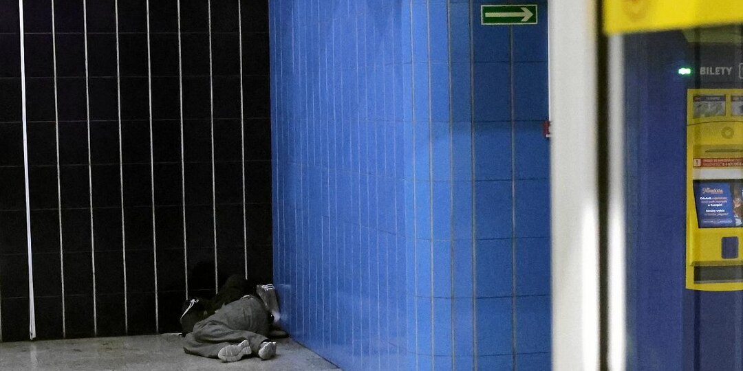 «Стекаются толпы бездомных, и проблема нарастает». Метро в столице Польши превращается в притон для бомжей
