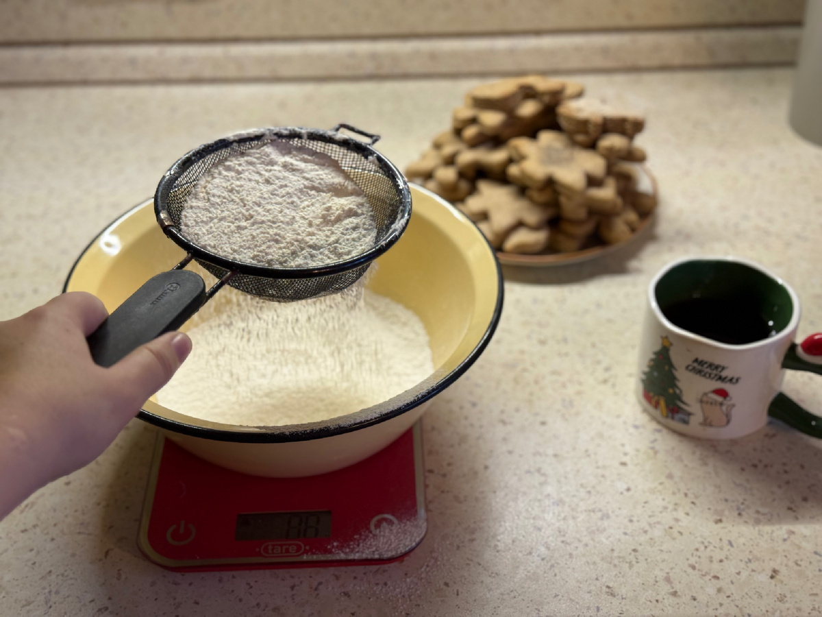 На фоне уже готовые прянички