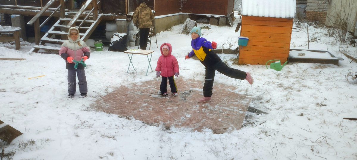 Изображают фигурное катание 😊