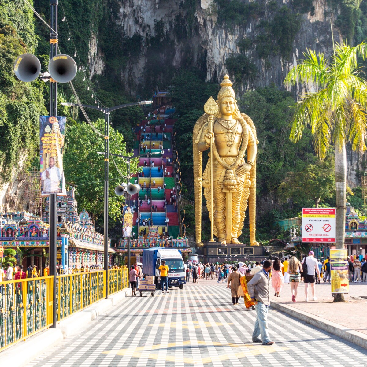 Храм в пещерах Бату (Batu Caves) и статуя Муругана (Murugan Statue). Приехали к комплексу.